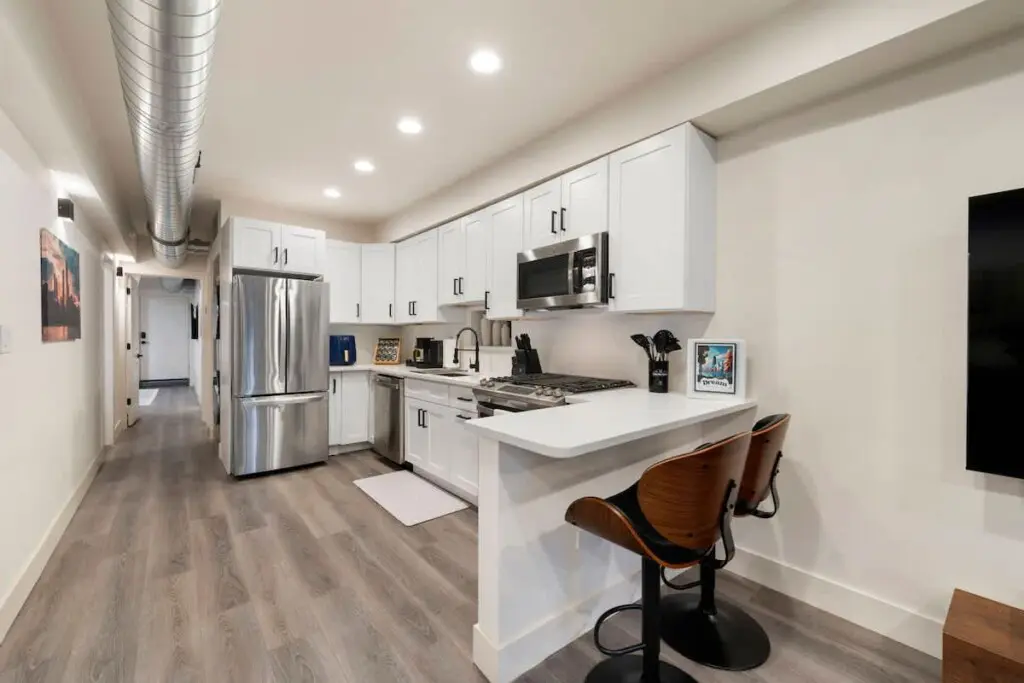 d1c8e864 4e0b 4f ho4 D