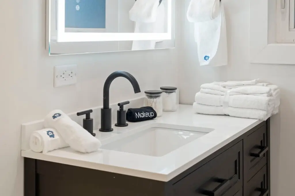 3df24240 a833 43 DhpJC